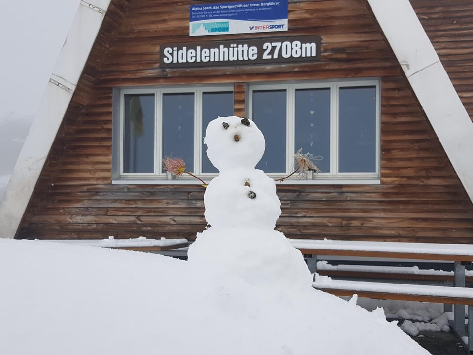 Schneemann vor einem Haus