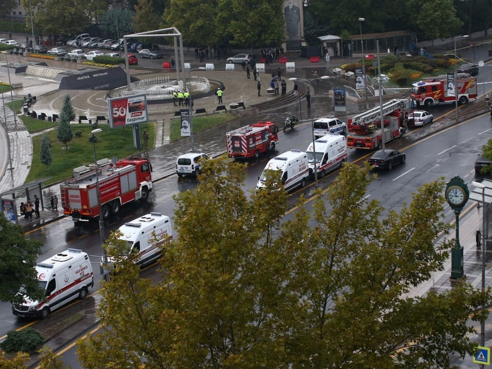 Krankenwagen und Feuerwehrfahrzeuge stehen nach dem Bombenanschlag vor dem Innenministerium. 