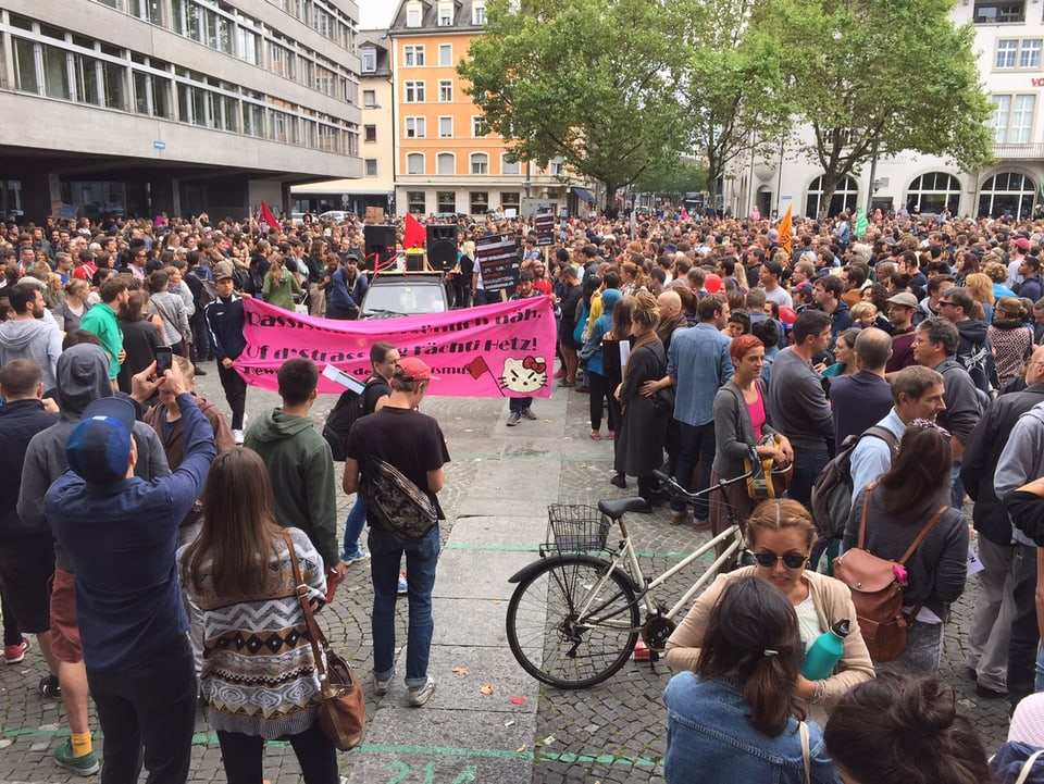 Demonstranten auf dem Helvetiaplatz in Zürich.