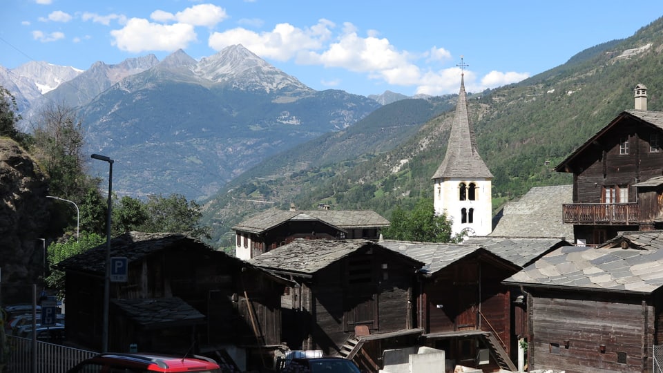 Das Dorf Stalden mit Kirche und Holzhäusern.