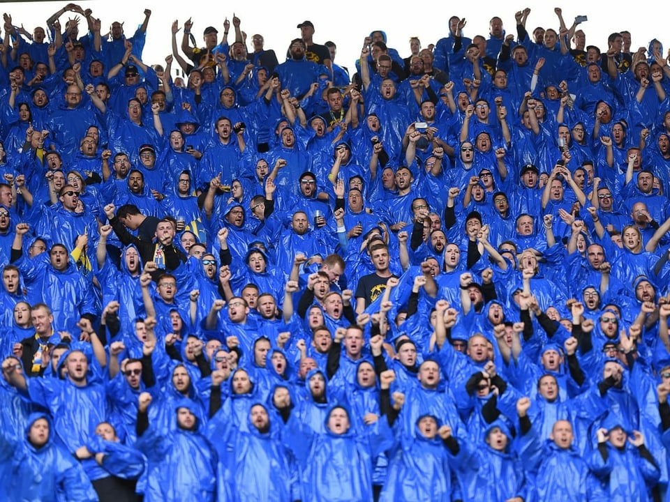 Fans im blauen Überziehern