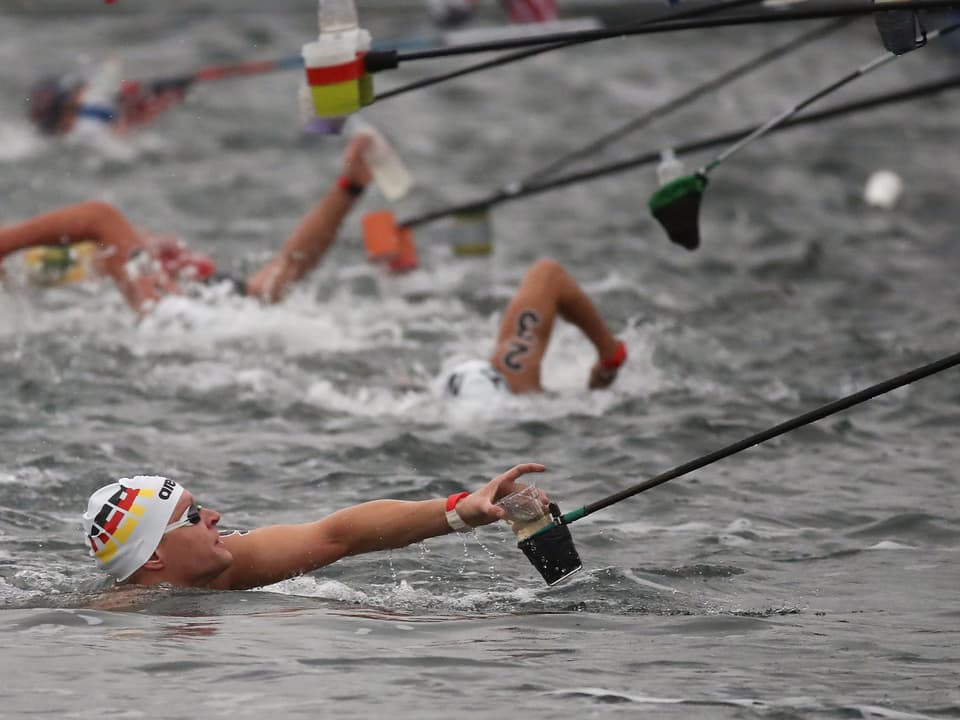 Trinkpause: 25 Kilometer schwimmen: In den Open-Water-Wettkämpfen sind Stärkungen bitter nötig.