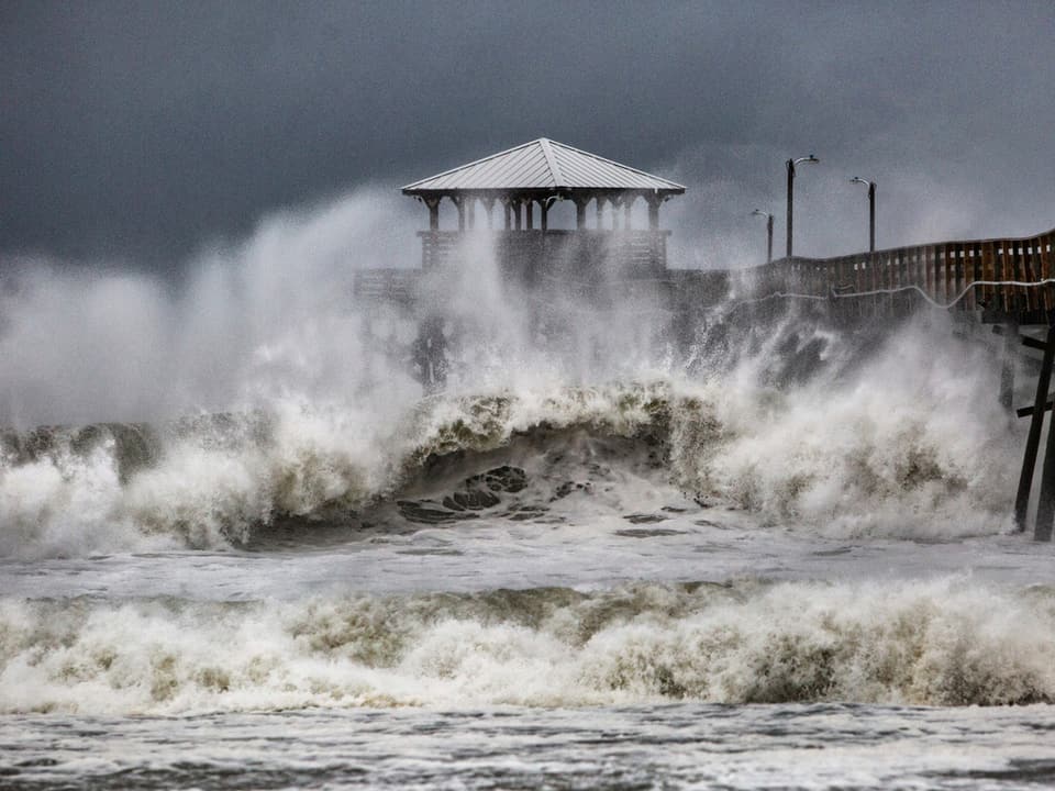 Hohe Wellen bedrohen die Küstengebiete.