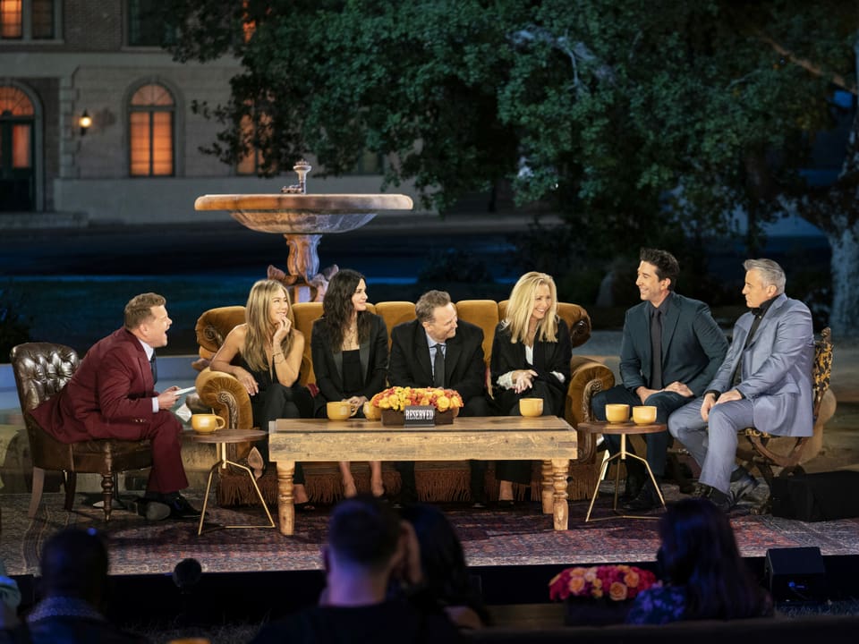 Starmoderator James Cordon interviewt die «Friends»-Darsteller:innen vor der Kulisse des kultigen Intros zur Serie.