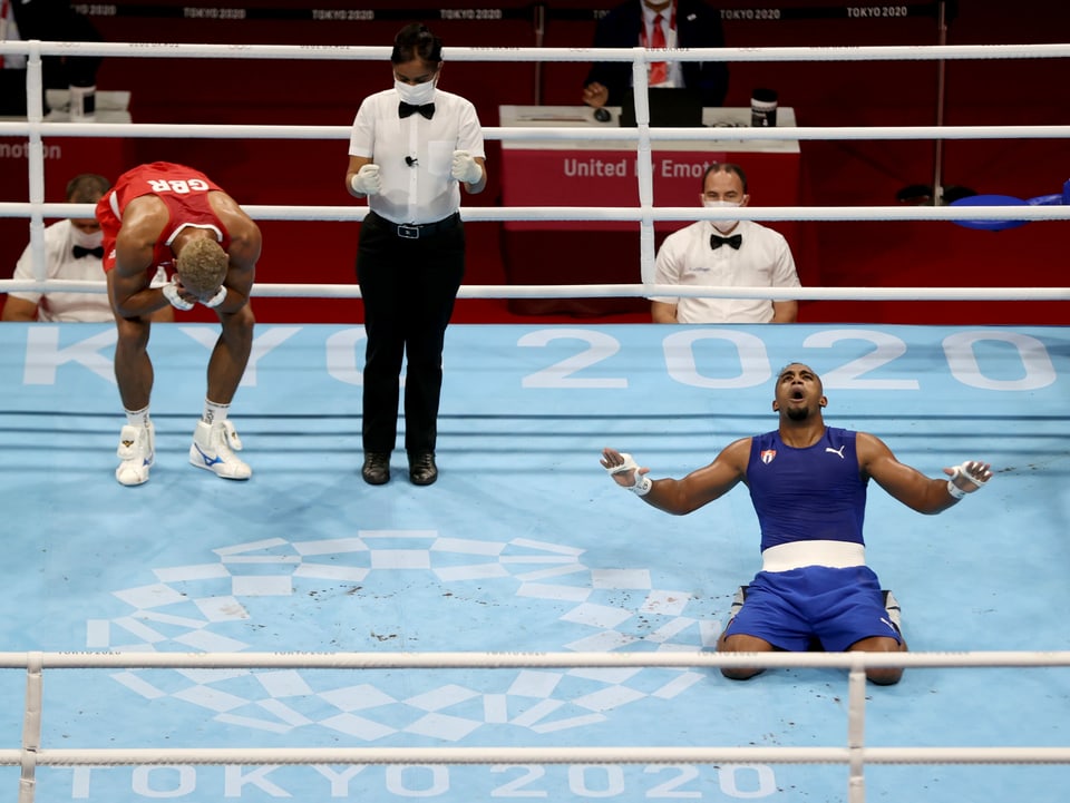 Tokyo 2020 Olympics - Boxing - Men's Light Heavyweight - Final - Kokugikan Arena - Tokyo, Japan - August 4, 2021 - Arlen Lopez Cardona of Cuba and Benjamin Whittaker of Britain react after their fight. REUTERS/Carl Recine/File photo SEARCH "BEST OF THE TOKYO OLYMPICS" FOR ALL PICTURES. TPX IMAGES OF THE DAY.