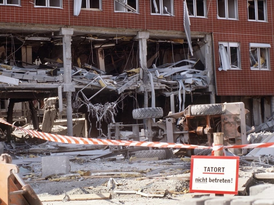 Das Archivfoto zeigt das beschädigte Verwaltungsgebäude des Gefängnis in Weiterstadt nach dem RAF-Sprengstoffanschlag.