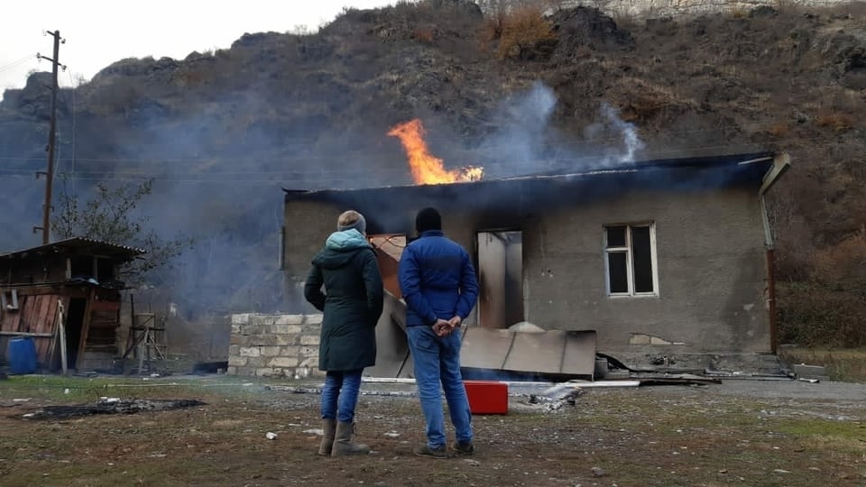 Luzia Tschirky auf Reportage mit einem Anwohner in Bergkarabach.
