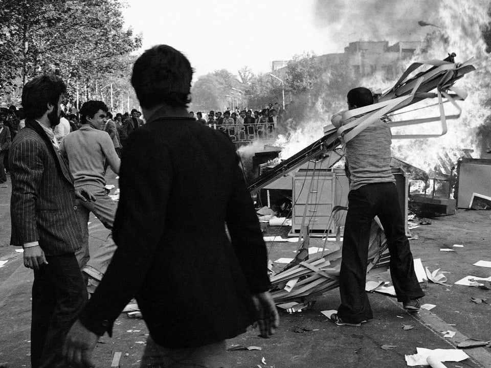 Im Bild: Strassenszene während einer Demonstration in Teheran, 1978.