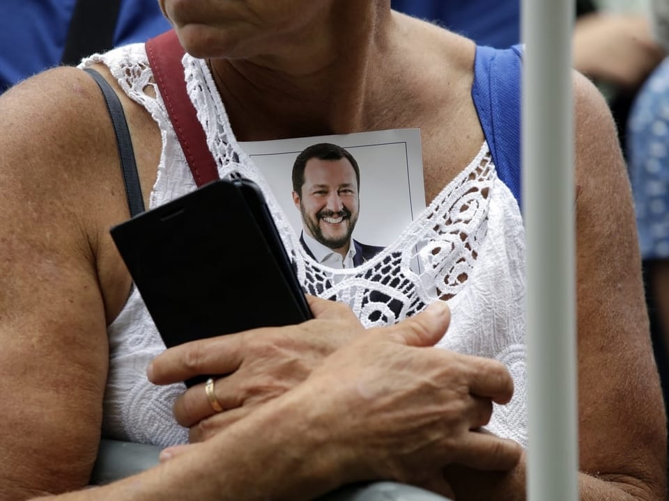 Eine Frau hat Salvinis Porträt in ihr Decolté gesteckt.