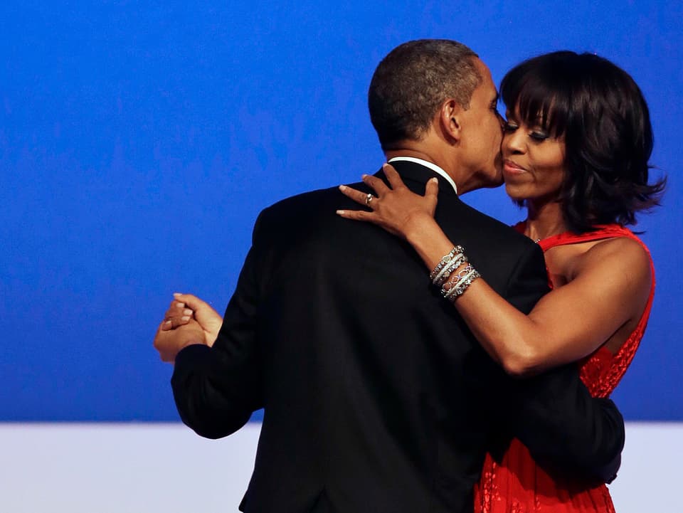 Barack Obama drückt Michelle einen Kuss auf die Wange.