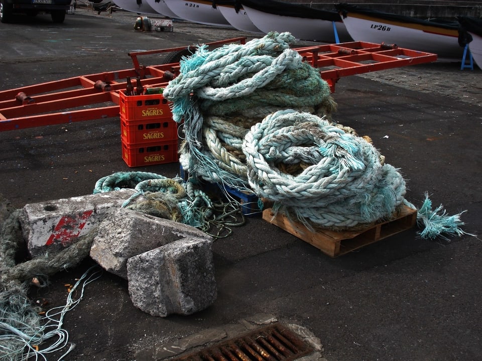 Schiffsanlege auf den Azoren mit farbigen Seilen.