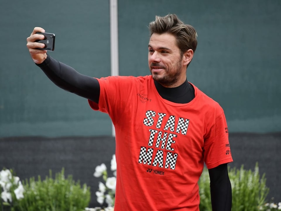 Tennisspieler macht Selfie.