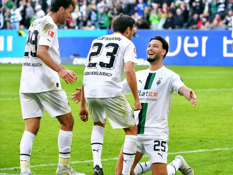 Jubeln mit dem Matchwinner Ramy Bensebaini