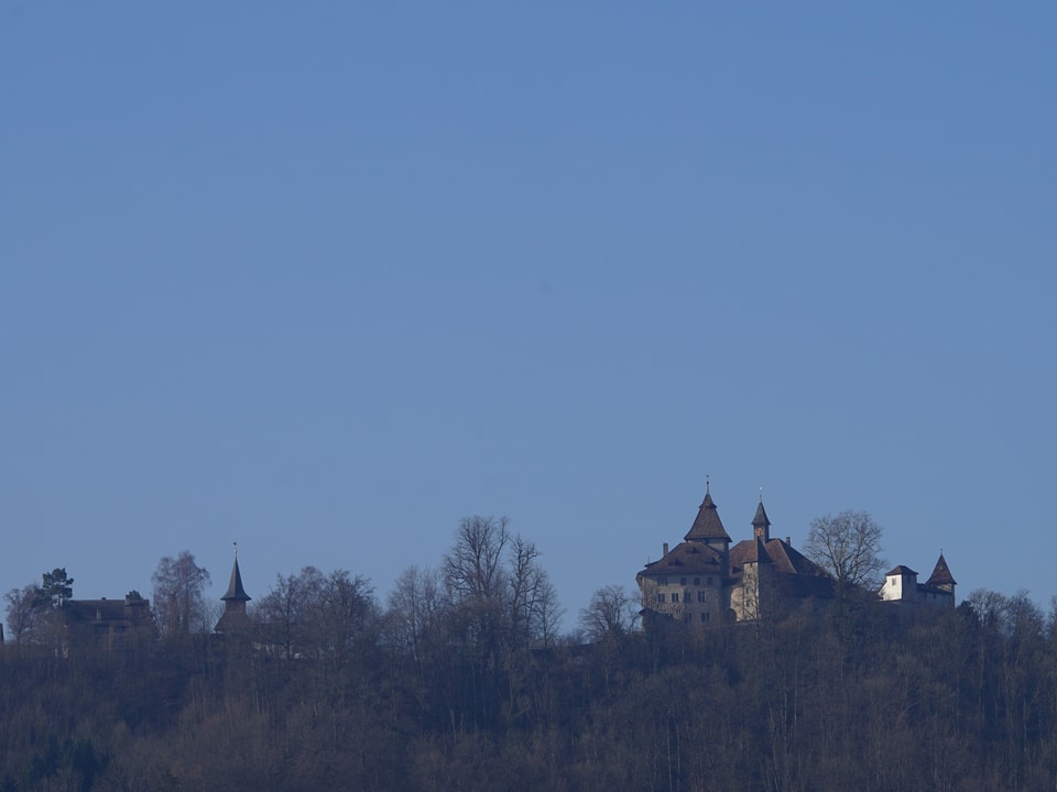 Burghügel mit Kyburg und blauer Himmel