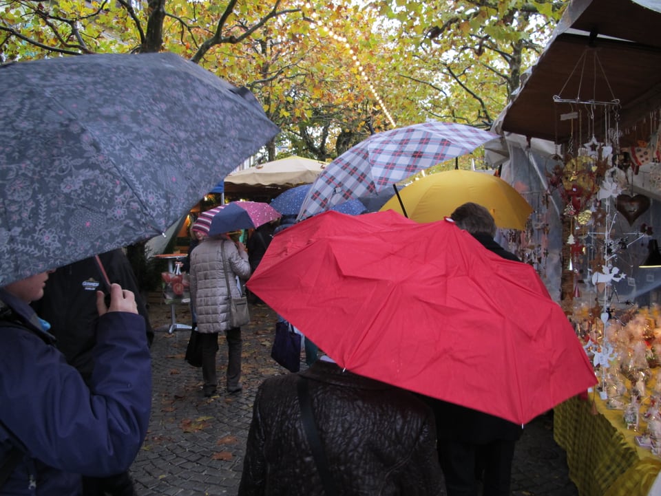 Regenschirme zwischen Marktständen