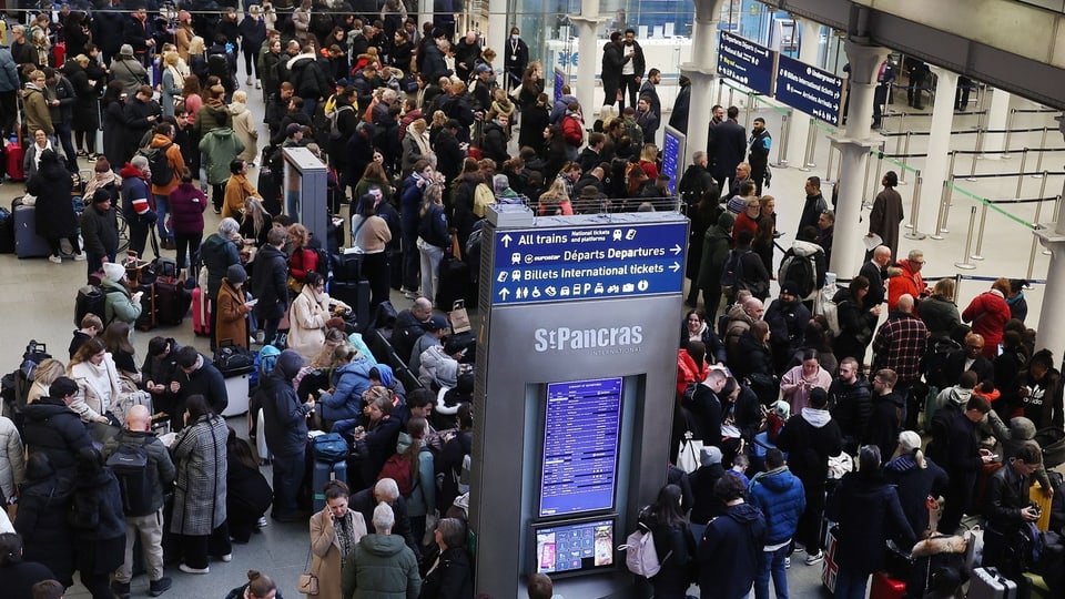 Reisende stecken am Eurostar-Bahnhofs St. Pancras International im Zentrum Londons fest.