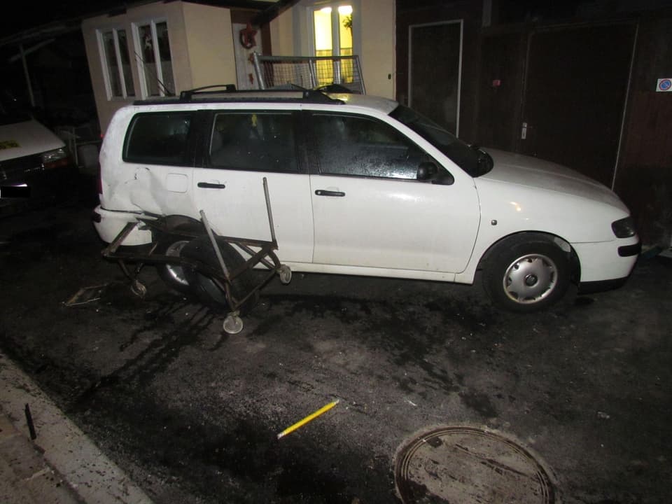 Ein weisses Auto am Strassenrand, die Hinterseite komplett ausgedrückt.