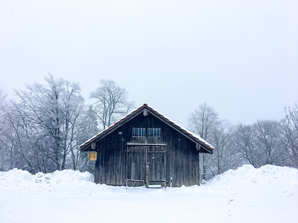Hütte im Schnee.
