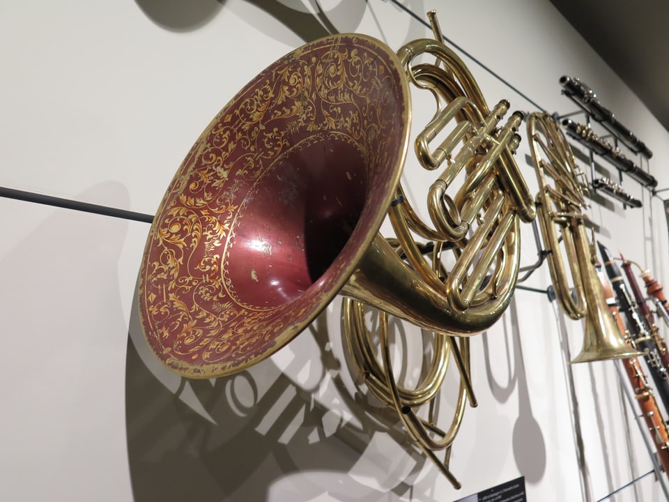 Gold-rot verziertes Instrument