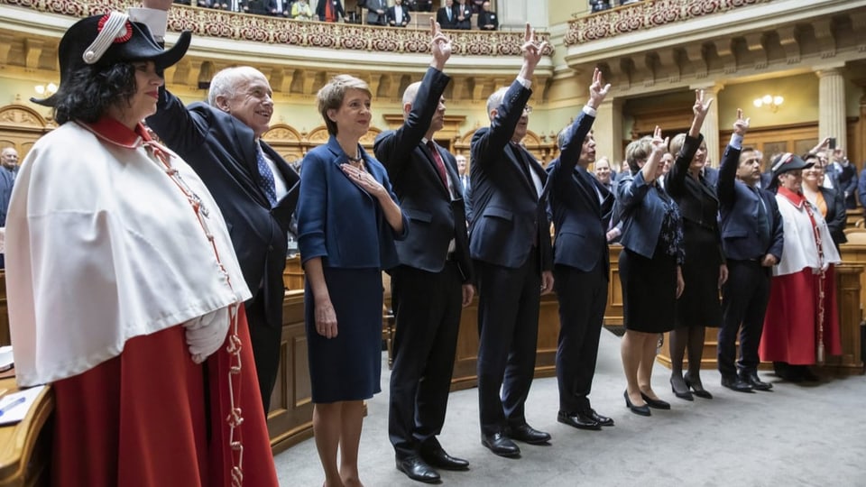 Die sieben Bundesrätinnen und Bundesräte heben die Hand zum Schwur vor der vereinigten Bundesversammlung.