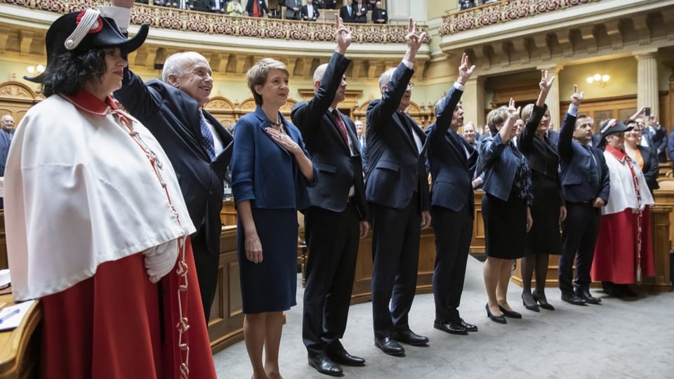 Die sieben Bundesrätinnen und Bundesräte heben die Hand zum Schwur vor der vereinigten Bundesversammlung. 