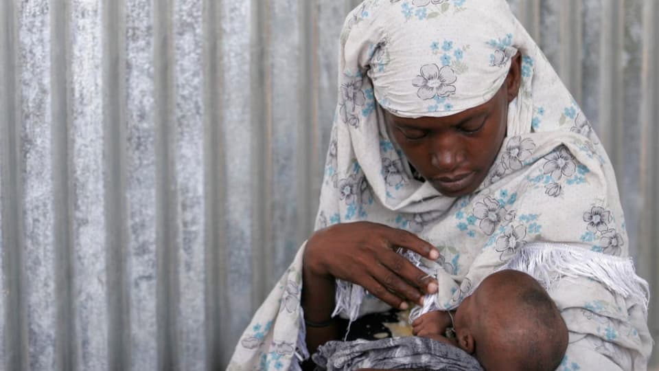 Frau in Somalia stillt ihr Kind