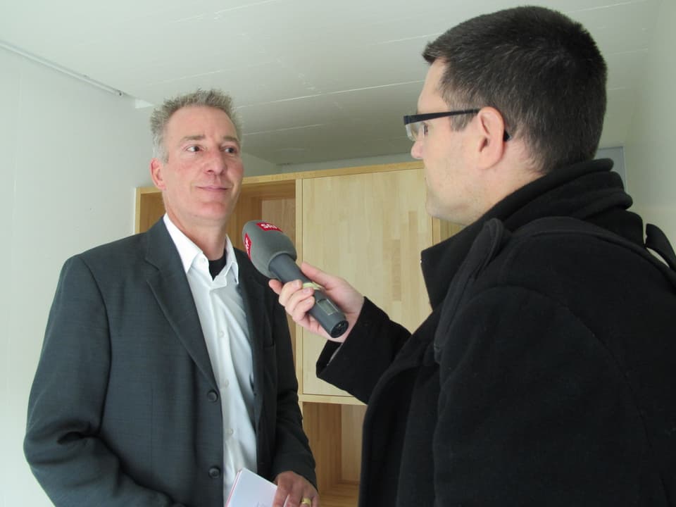 SRF-Reporter Marco Jaggi interviewt in einer Zelle David Brunner, den Gesamtprojektleiter des Neubaus.