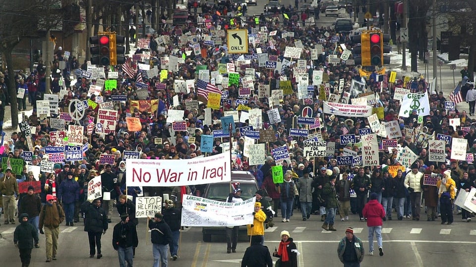 Demonstrationsumzug. Transparent mit Aufschrift «No War on Iraq!»