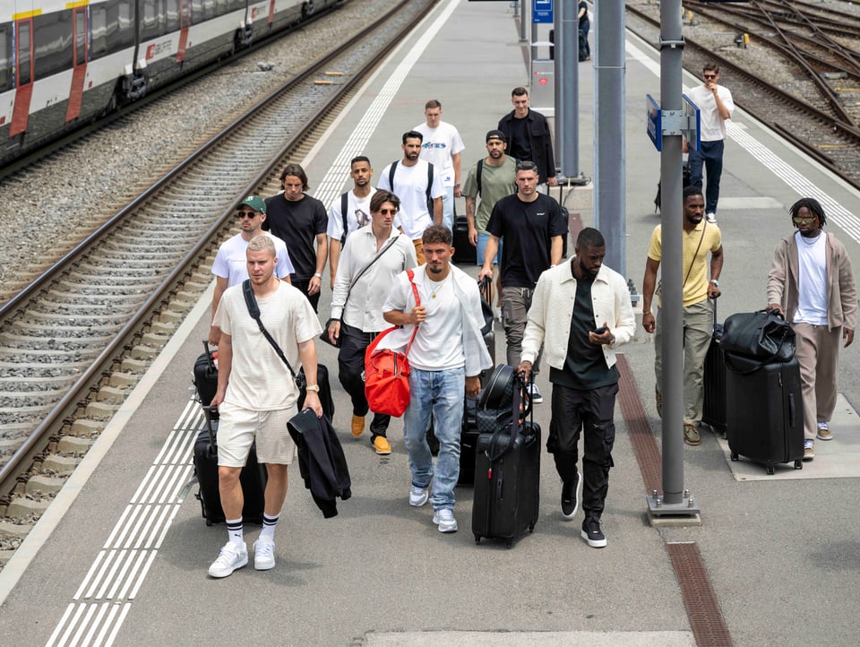 «Der Kluge reist im Zuge» Die Schweizer Nati beim Zusammenzug in Bellinzona.