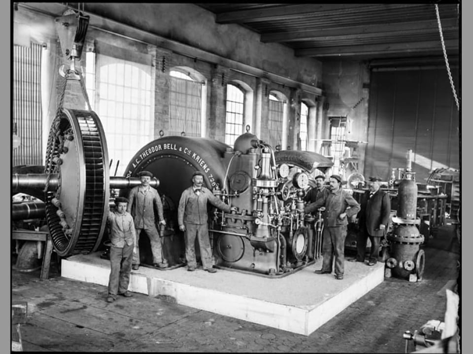 Eine Industriemaschine mit Arbeitern