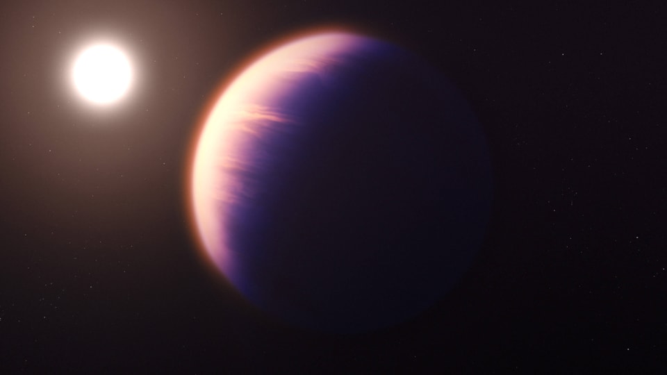Auf dem Bild ist der Exoplanet WASP-39 b zu sehen.