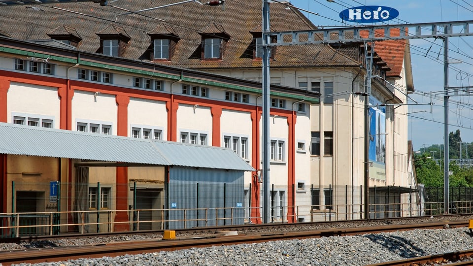 Ein Bild des alten Fabrikareals "Hero" aus Sicht des Bahnhofs Lenzburg.