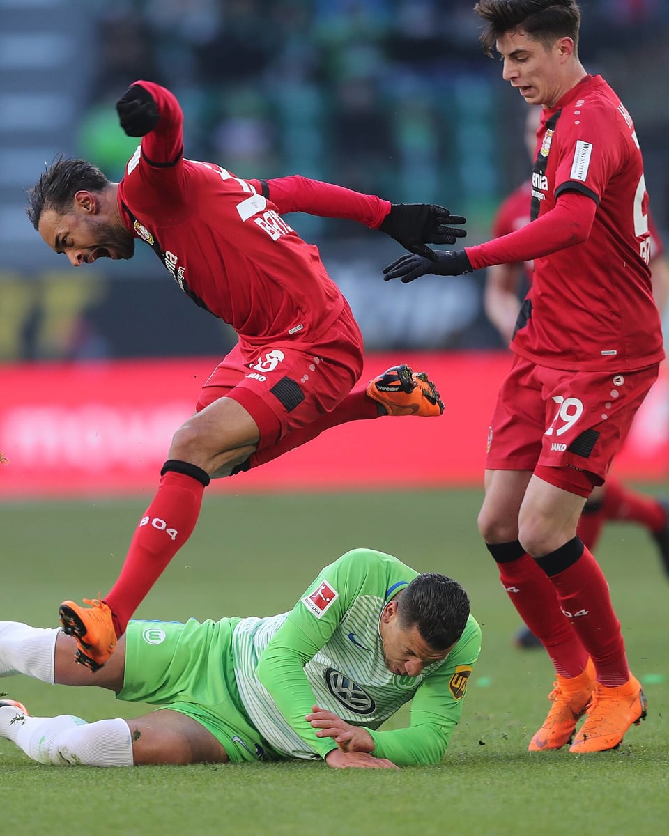 Leverkusens Bellarabi steigt über Wolfsburgs Bruma.