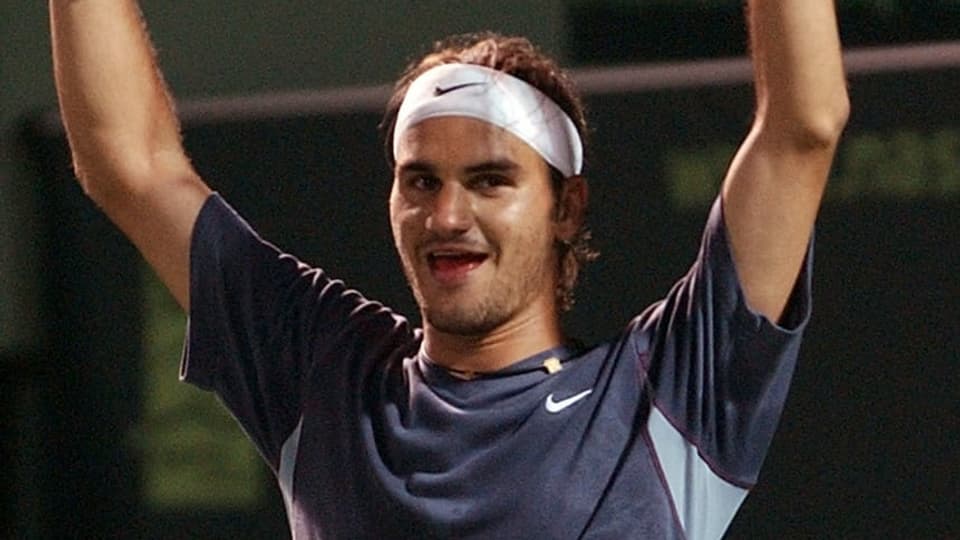 Roger Federer jubelt nach dem Sieg über Lleyton Hewitt.