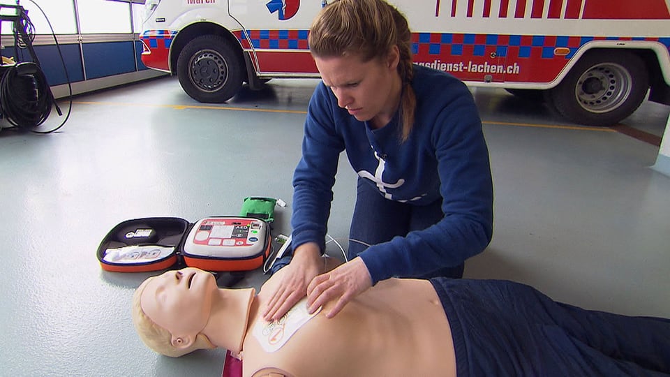 Wie funktioniert ein Defibrillator? Kathrin Hönegger im Einsatz
