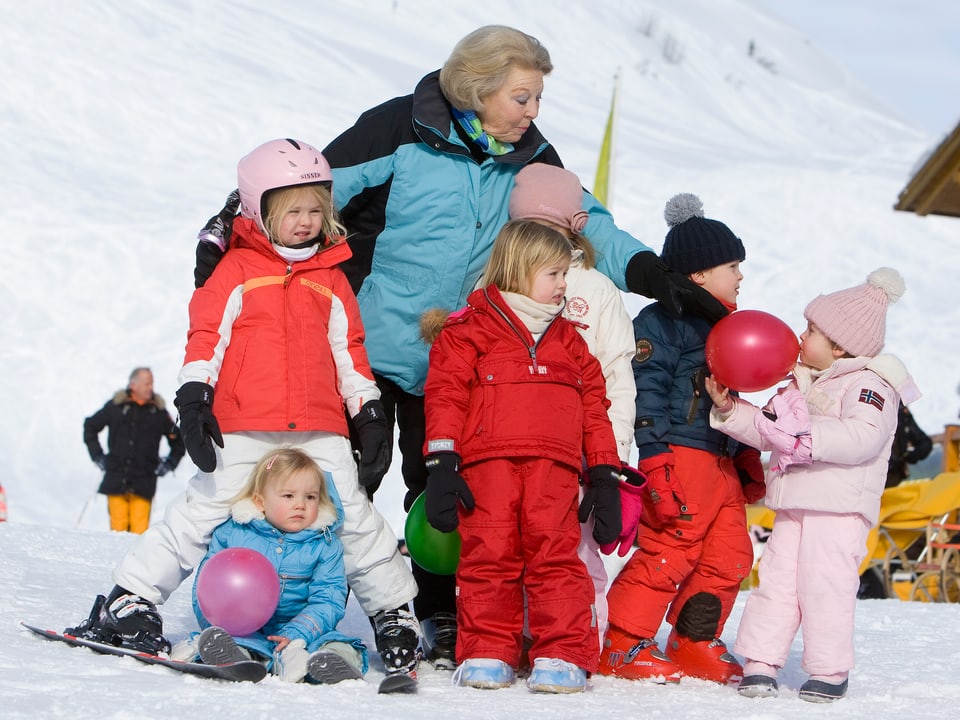 Königin Beatrix mit ihren Enkelkindern im Schnee