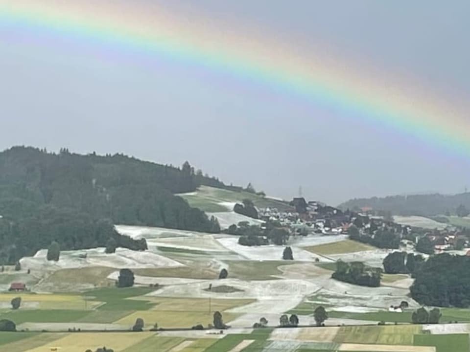 Weisse Felder nach Hagel mit Blick nach Seftigen