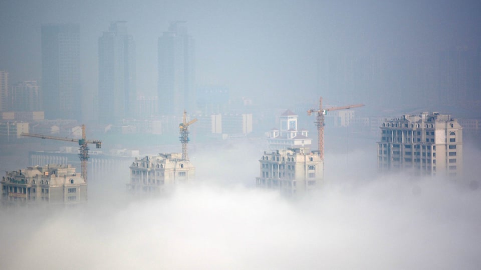 Smog in der chinesischen Stadt Rizhao, wo viele Hochhäuser gebaut werden.