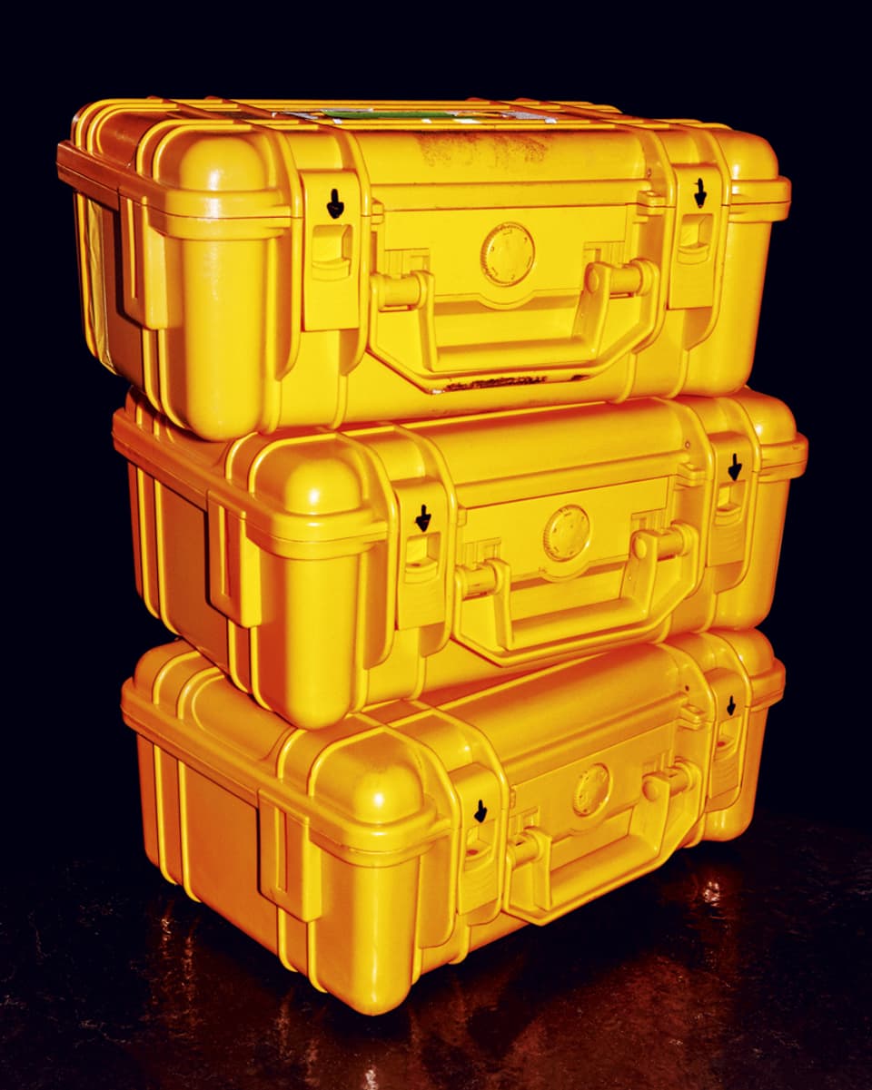 Drei gelbe Koffer, aufeinandergestapelt.
