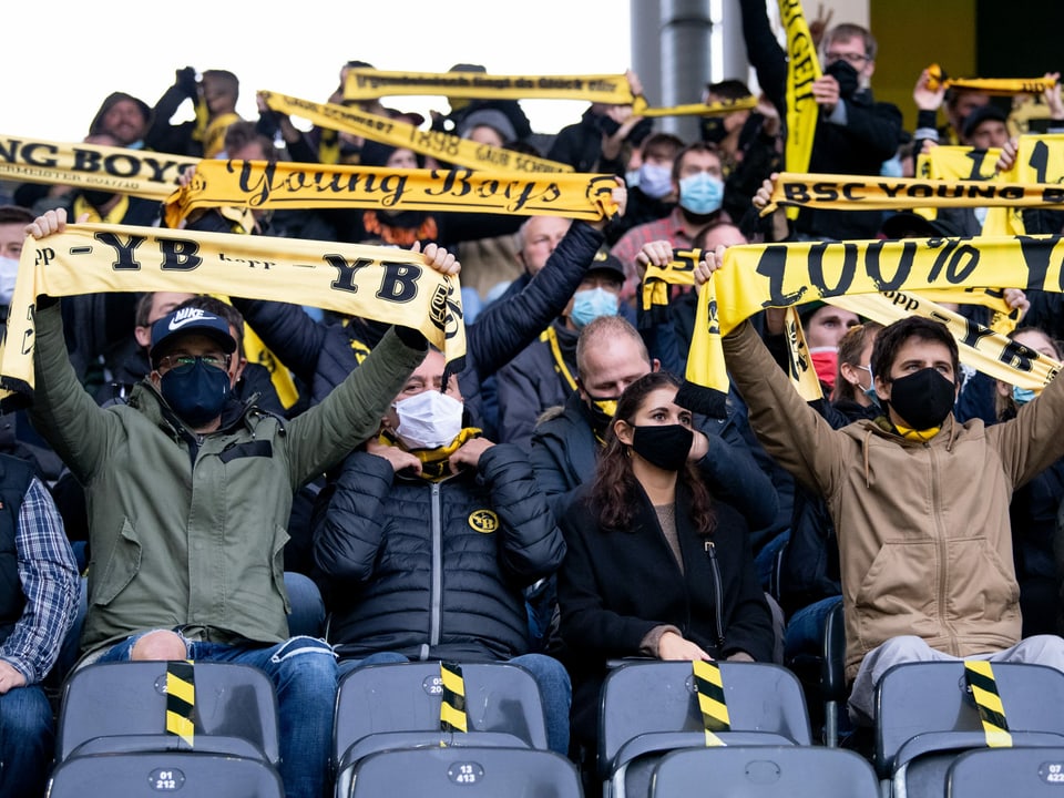 In Bern erfreuten sich über 11'000 Fans des Sieges über Vaduz. Trotz Maske.