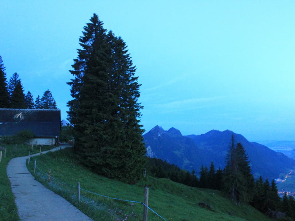 Links im Bild die Alphütte, rechts geht der Blick Richtung Tal.