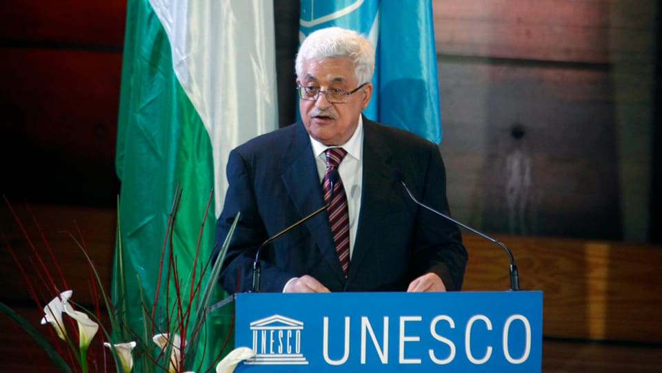 Palästinenser-Präsident Abbas steht an einem Rednerpult bei der Unesco in Paris.