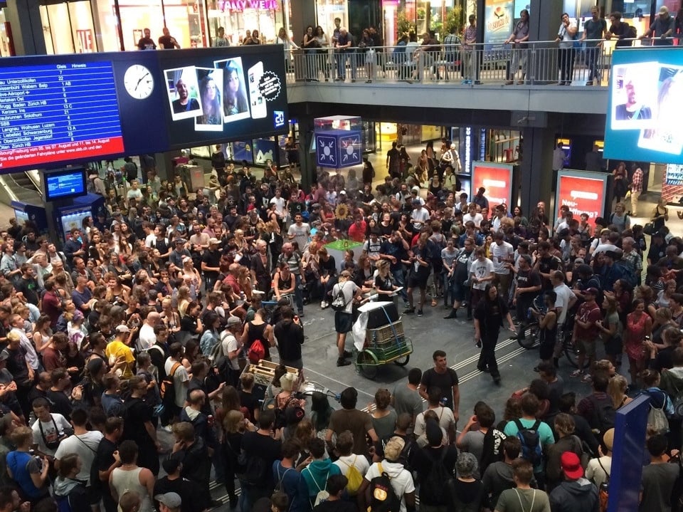 Menschenmenge im Bahnhof Bern.