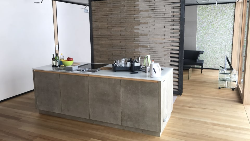 Eine Küche mit einem Block und einem Holzwand im Hintergrund.