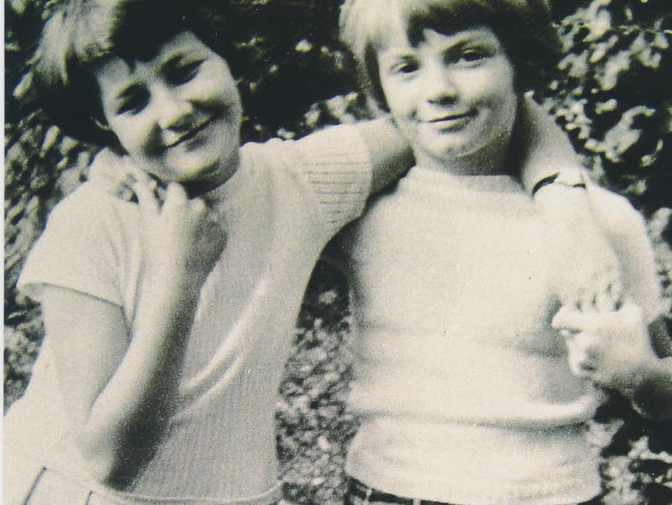 Das Bild zeigt zwei Schwestern. Eta 10 Jahre alt.