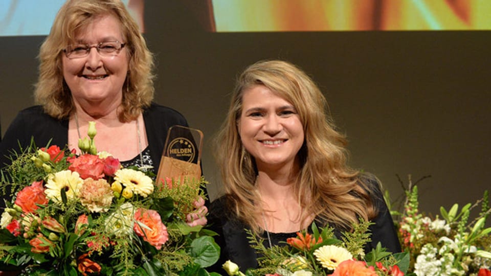 Gewinnerinnen der Auszeichnung «Helden des Alltags» mit Blumenstrauss.