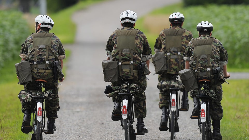 Schweizer Soldaten auf Militärvelos.