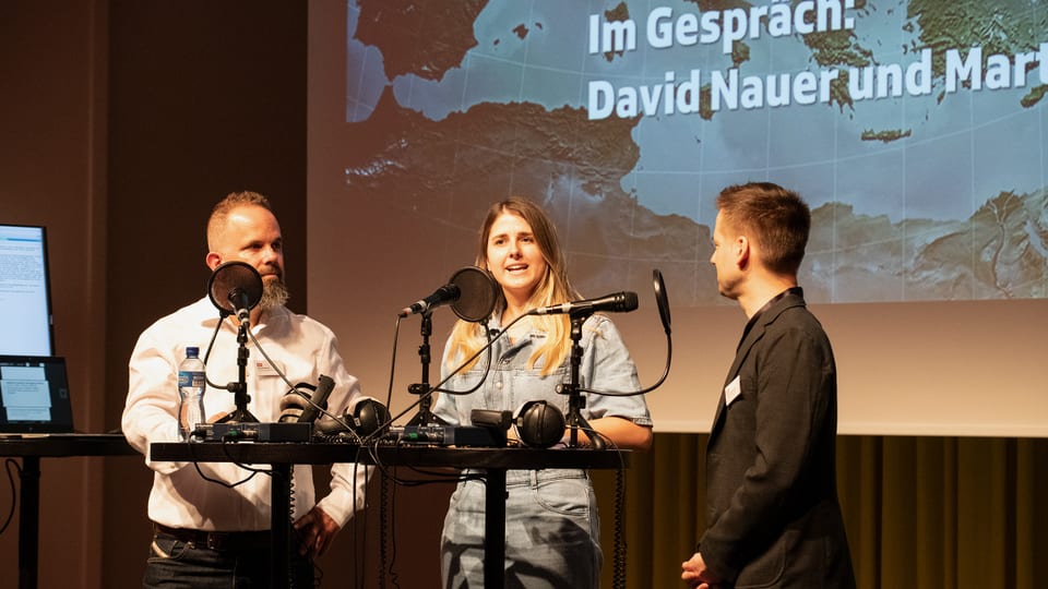Am Korrespondent:innentag zeichnen David Nauer, Lea Saager und Martin Aldrovandi den Podcast #SRFglobal auf.
