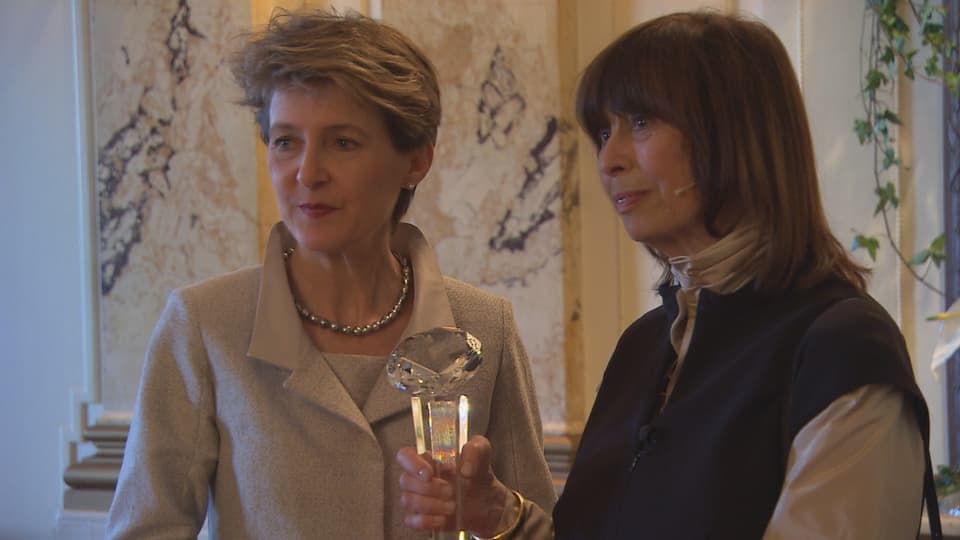 Bei der Preisverleihung des «Swiss Press Award»: Bundesrätin Sommaruga und die Preisträgerin mit verstecktem «Sprengstoffgürtel»