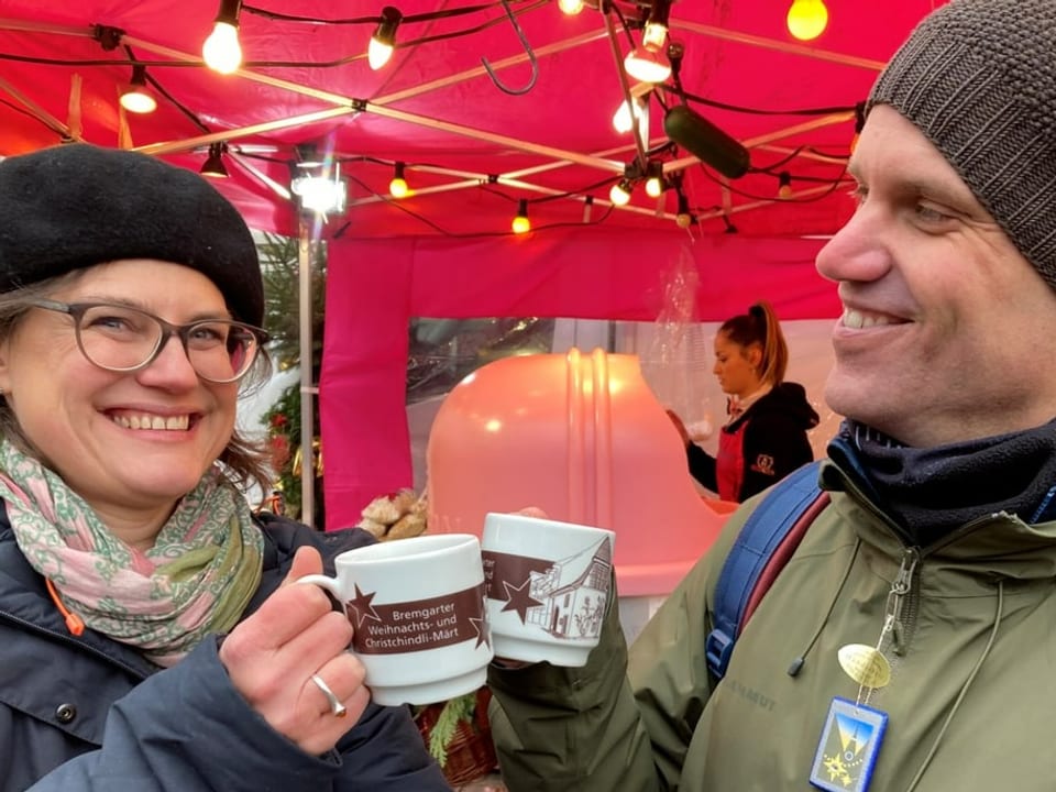 Fränzi Haller und Roman Portmann stossen mit den Glühweintassen an.